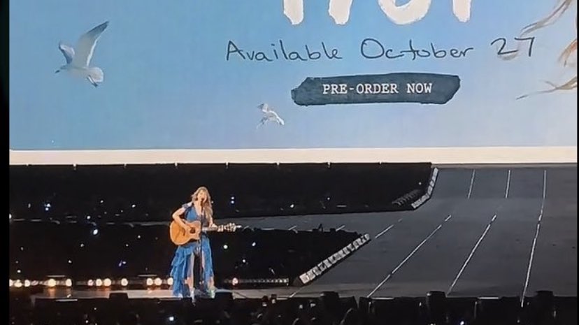 hotmessjunk's tweet photo. 2023 the year of our lord and savior taylor swift https://t.co/4X3NEFSSRF