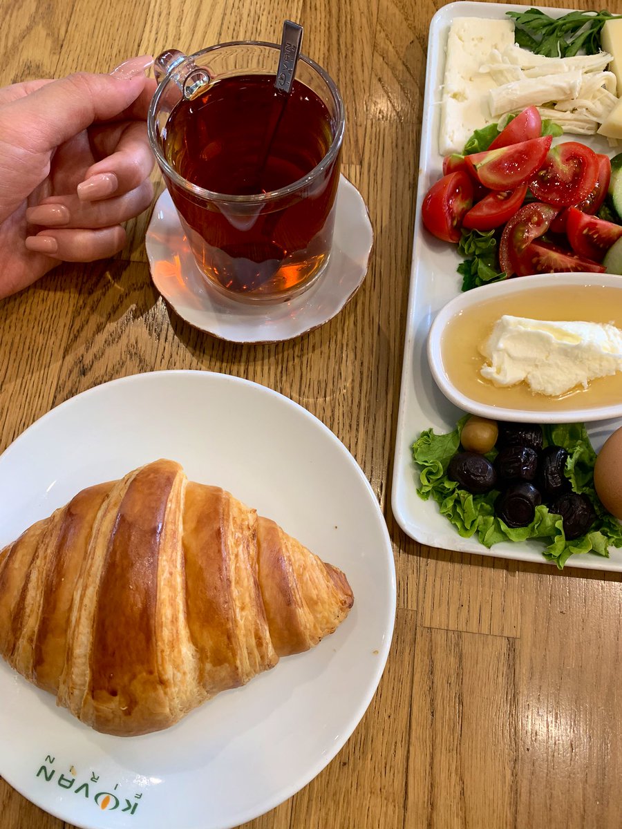 jesuispelin's tweet photo. Gunaydin ☕️
Les croissants de Kovan sont de délicieuses brioches. 😋 https://t.co/gUyzOeENjL