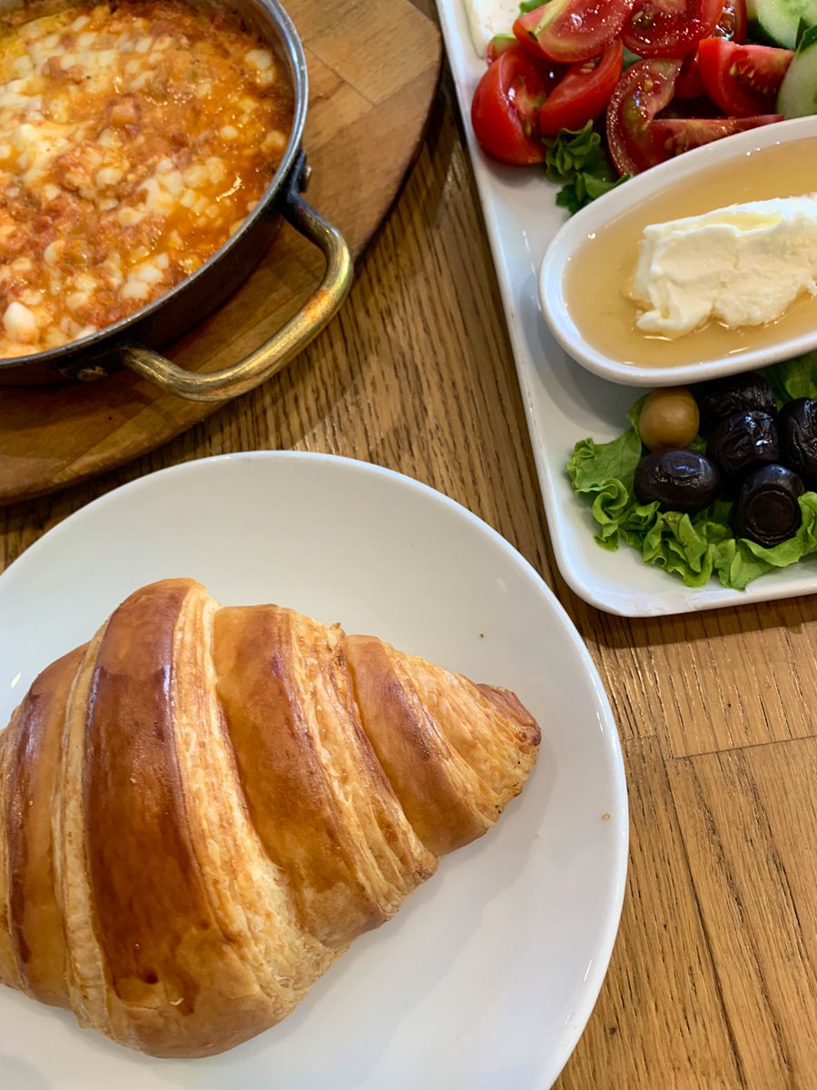 jesuispelin's tweet photo. Gunaydin ☕️
Les croissants de Kovan sont de délicieuses brioches. 😋 https://t.co/gUyzOeENjL