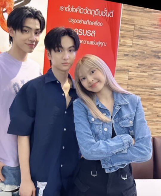 dearmaming's tweet photo. คุณแม่มิ้งมาลงรูปแล้ว วันนั้นที่น้องมาไทยคือมากินข้าวกับพี่คอปเปอร์และภีมวสุ ว่าละทำไมเจอเดินด้วยกัน ออกแนวเริ่ดเกิน55555555555 

#CHIQUITA #COPPERdachawat #PEEMWASU #BABYMONSTER https://t.co/zWe3sDT1QA