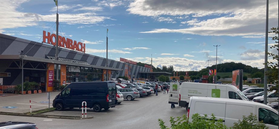 Bodenverschwendung geht ungebremst weiter.
Aktuell: St. Pölten.
Hier gibt es seit Jahren einen riesigen Hornbach-Baumarkt.
Statt wie möglich  mehrstöckig nur platzvergeudend eingeschossig, davor riesiger Parkplatz statt platzsparend unterirdisch.
Soweit, so schlecht, aber...