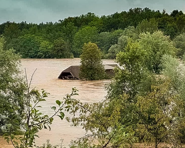 Zgodba o toplem domu, ki ga ni več. Zgodba za nov začetek. Hvala, ker pomagaš in deliš.🫶🏼🇸🇮

gogetfunding.com/floods-took-ev…