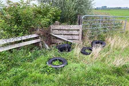 Illegale Reifenentsorgung in Phiesewarden Ordnungsamt der Stadt bittet um Hinweise
t1p.de/nats8
#notdseeküste #wesermündung #wesermarsch #butjadingerküste #nordenhamfuereuch #butjadingen #nordenham #nordsee #nordseeküste