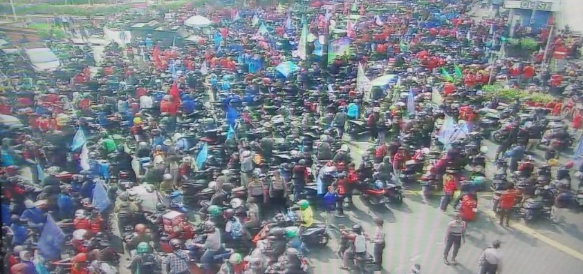 TMCPoldaMetro's tweet photo. 14.08 Saat ini sedang ada kegiatan Aksi Penyampaian Pendapat di Kawasan di TL Sarinah, bagi pengendara Untuk sementara agar menghindari jalur tersebut dan mencari jalur Alternatif lain https://t.co/1pSZJqqPlg