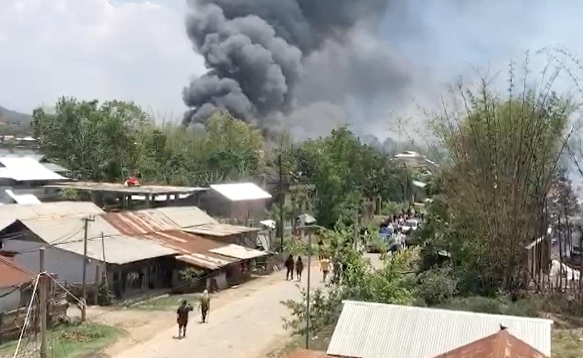 debanishachom's tweet photo. "I Fell, Sister-In-Law Ran With My Sons": Another Manipur Gang-Rape Horror
"I carried my niece on my back and also held my two sons and started running from the spot along with my sister-in-law. She was also carrying a baby on her back and running ahead of me...": Woman in FIR statement over alleged gang-rape in Churachandpur #Manipur
Read:
https://t.co/i6LdUG37Sw via @ndtv