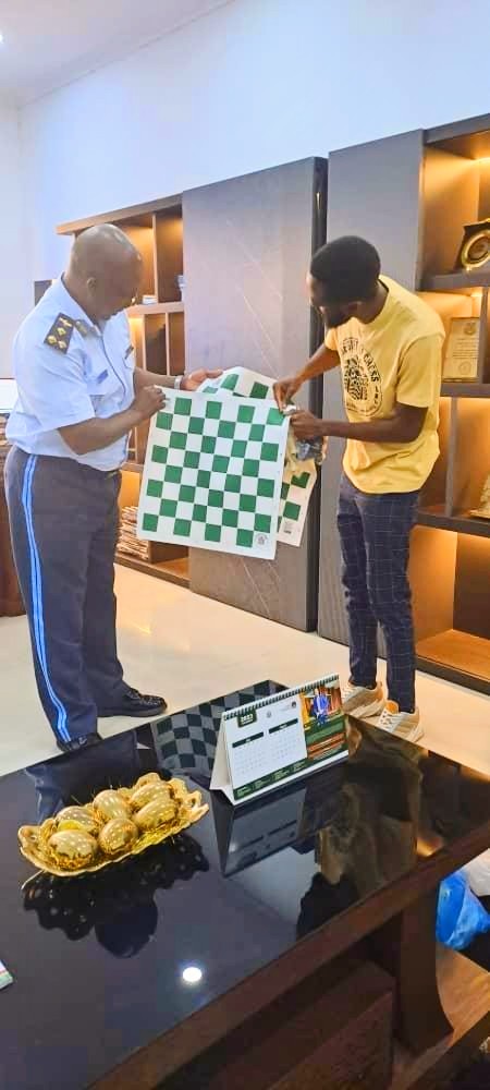 ProsperMusemvu's tweet image. With the #Zambia Air Force (ZAF) #commandant at the Headquarter. We have equipped ZAF headquarter with @thegiftofchess chess sets.🇿🇲💯♟️
Thank you @thegiftofchess we will do our very best to spread the game of Chess ♟️.