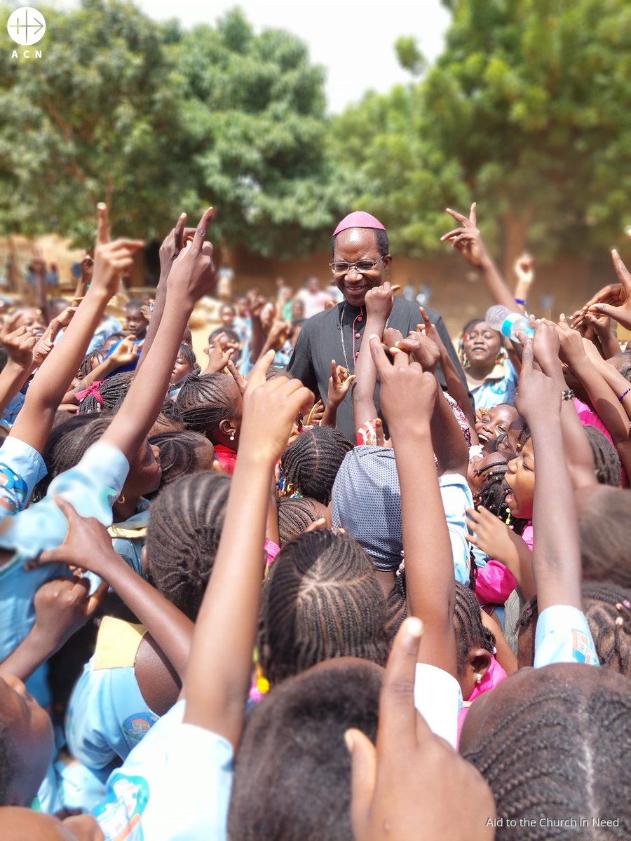 AyudaIglesNeces's tweet photo. Este jueves hablamos de #Niger en #PerseguidosPeroNoOlvidados Tras el golpe de estado, ¿qué pasará con la minoría cristiana y con los misioneros extranjeros en ese país?
Entrevistamos al P. Rafael Marco, de la Sociedad de Misiones Africanas. A las 11h en @RadioMariaSpain https://t.co/sts4JKuq1c