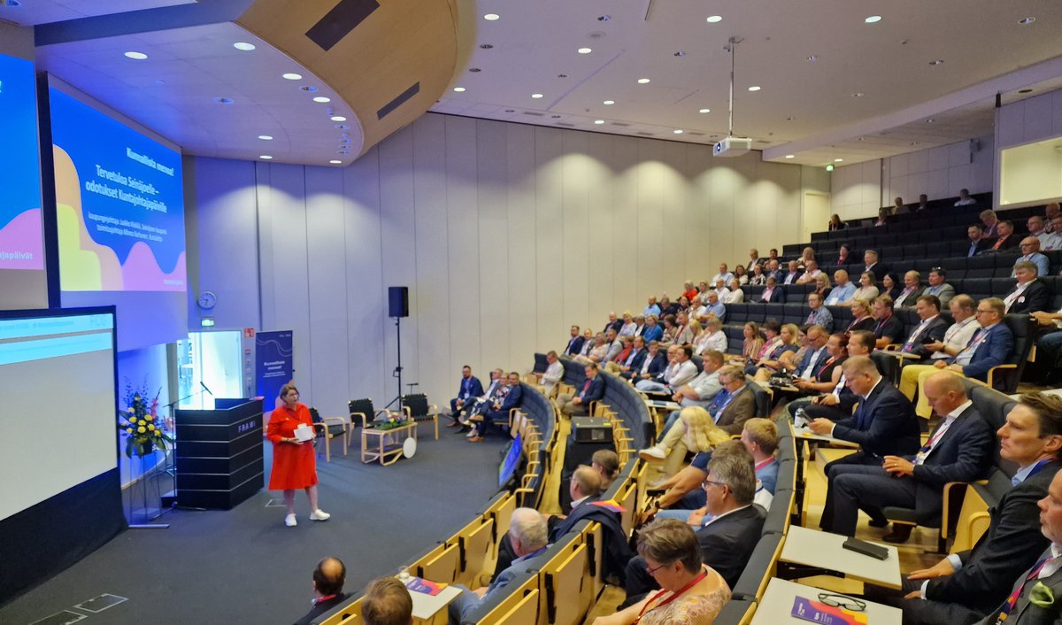 Kuntaliitto's tweet image. Syyslukukauden odotettu avaus @MinnaKarhunen  #kuntajohtajapäivät avaruuden pääkaupungissa @Sjkkaupunki  Paikalla reilu 200 kuntajohtajaa kuulemassa kahden päivän ajan teemoista #elinvoimainen #kunta ja #hyvinvoiva #kuntajohtaja