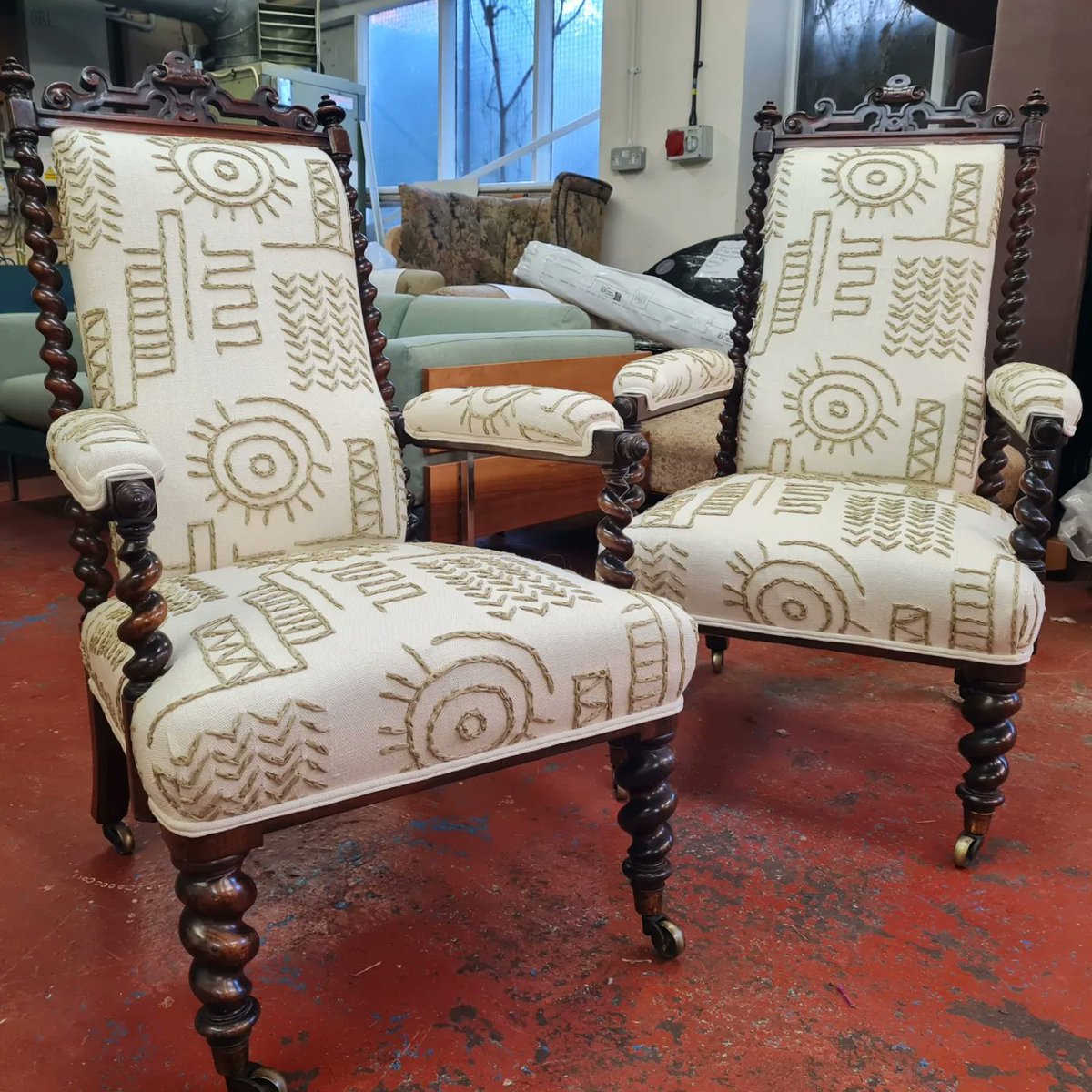 Designerworksho's tweet photo. What do you think about this pair of stunning open armchairs upholstered in Pierre Frey Kong Ivoire fabric?

#antiques #interiors #chairs #homefurnishings #pierrefrey
#upholstery #furnituredesign #handcrafted #restoration #madeinengland #nottingham #designerworkshop https://t.co/BqzQG3qWi6