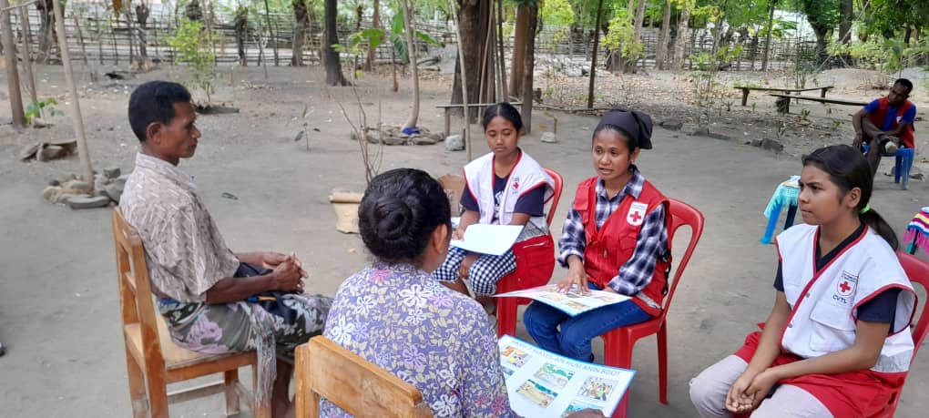 10/08/2023 - Oecusse, 10 volunteers (Female - 8, and Male -2) from CVTL's Oecusse Branch conducted information dissemination on disaster prevention (Especially about strong winds and flooding) by going door-to-door in the village of Naimeko, Pante Makassar Sub-Regional, RAEOA.