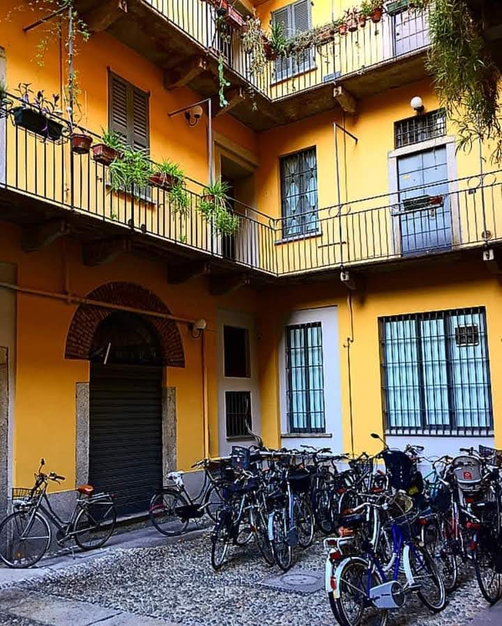 Cortile, ringhiera e gioventù passata 😥