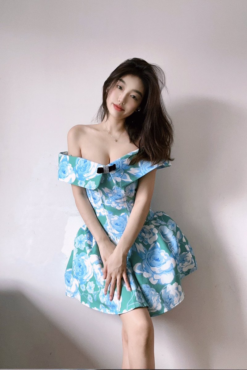 这么好看的小裙子原来是ay在穿👗 https://t.co/a9AtgFzikj