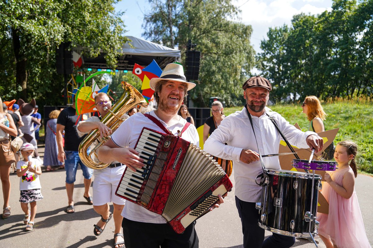 Vai esi pamanījis, ka tiekamies apkaimju svētkos? Juglas apkaimes svētki sestdien, 12. augustā. Ņem līdzi draugus un kaimiņus un ar <a href="/patrishamusicx/">Patrishamusic</a> , <a href="/vcplv/">Very Cool People</a> , "Grodi", SUP meistarklasēm, leļļu izrādēm un sacensībām līksmosim pie Velnezera. Uzzini vairāk: vasara.riga.lv