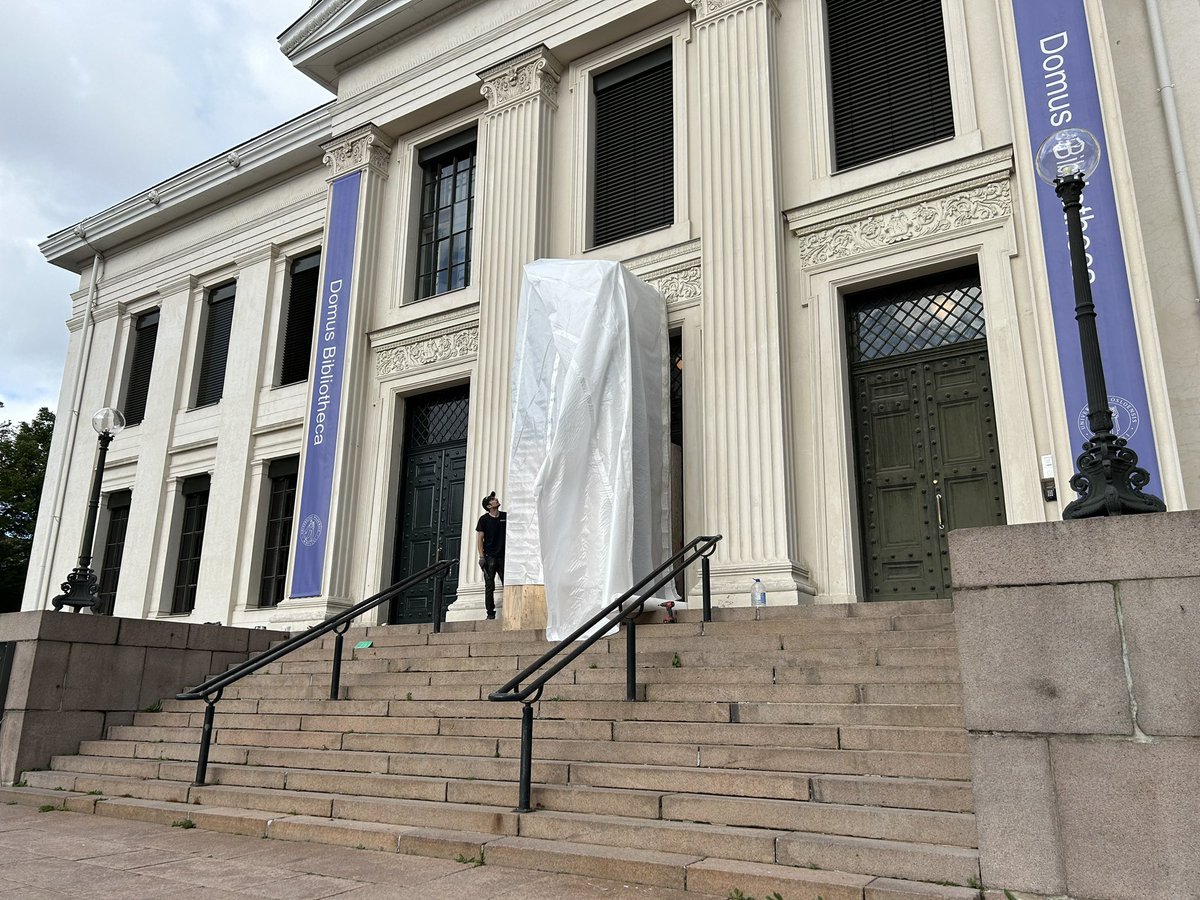 De staselige dørene på Domus Bibliotheca får et nytt lag med #linoljemaling. Lag på lag med historie og maling.