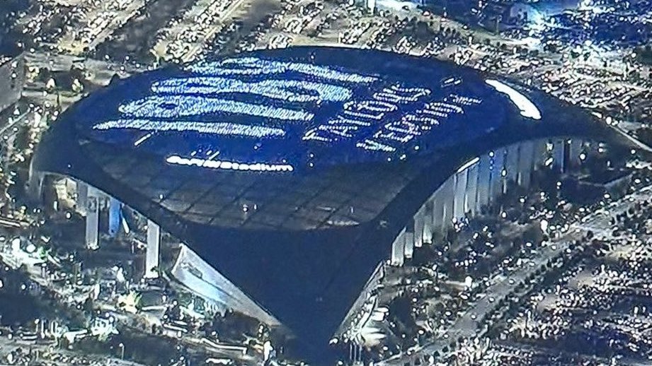 TSwiftLA's tweet image. 📸 | The top of @SoFiStadium is lit up for #1989TaylorsVersion 

#LATSTheErasTour #TSTheErasTour