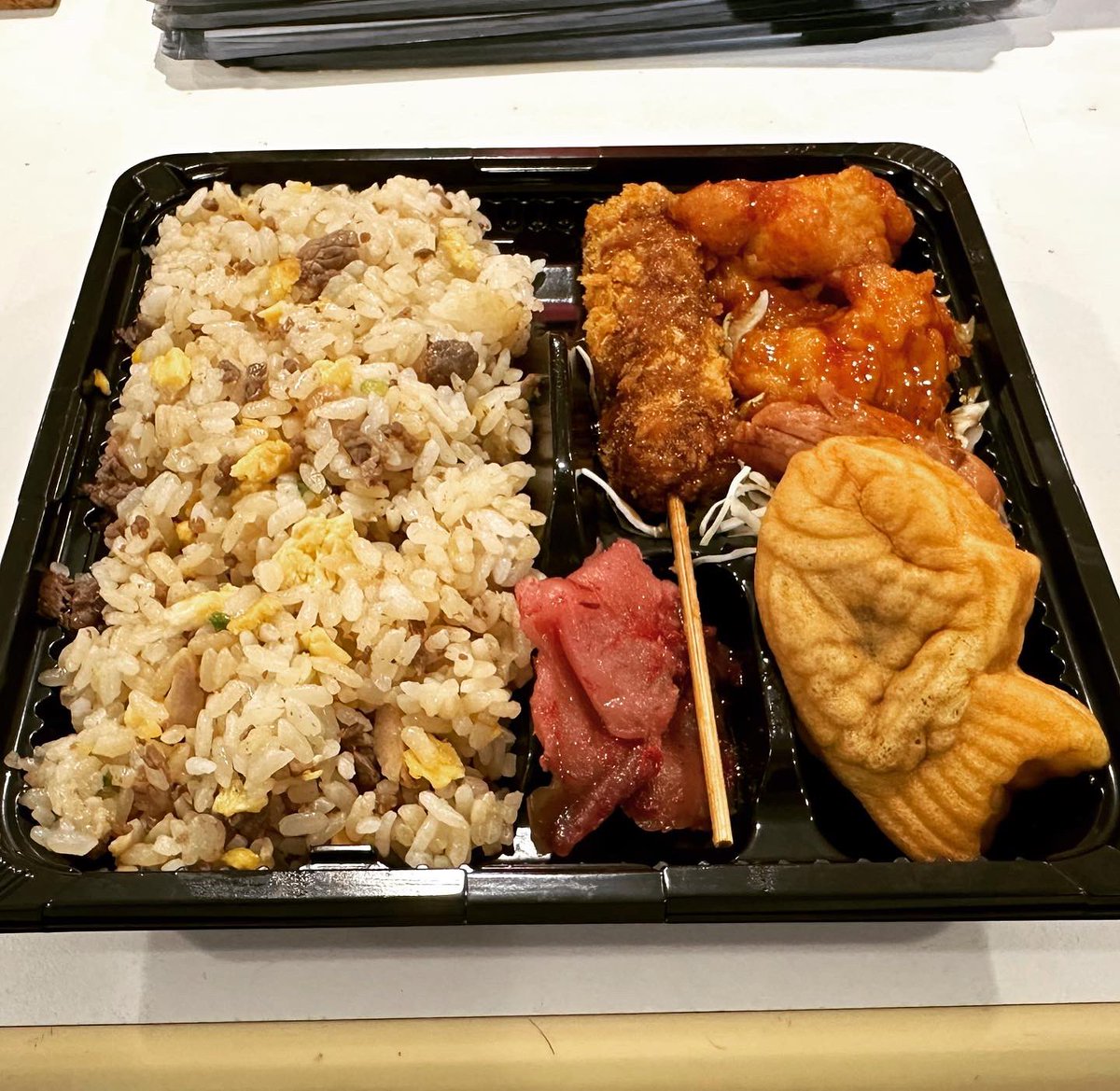 rj_graphics's tweet image. そして久々に @ARTLabOMM に。
朝から何も食べてなかったからお弁当をば。
 
オリジナルのうちわとDMを設置したのでよろしければ！ ^ ^
 
#ARTLabOMM #キャラ #デザイン #アート #イラスト #ギャラリー #ショップ #Japan