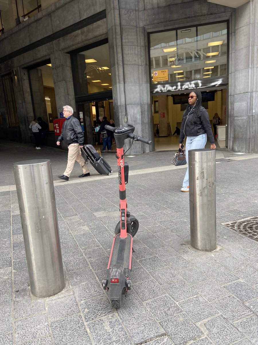 MarTrui's tweet photo. @BRUZZbe Misschien kunnen ze dan eerst beginnen zich te gedragen in hun parkeerbeleid https://t.co/r2AHSDzz8E