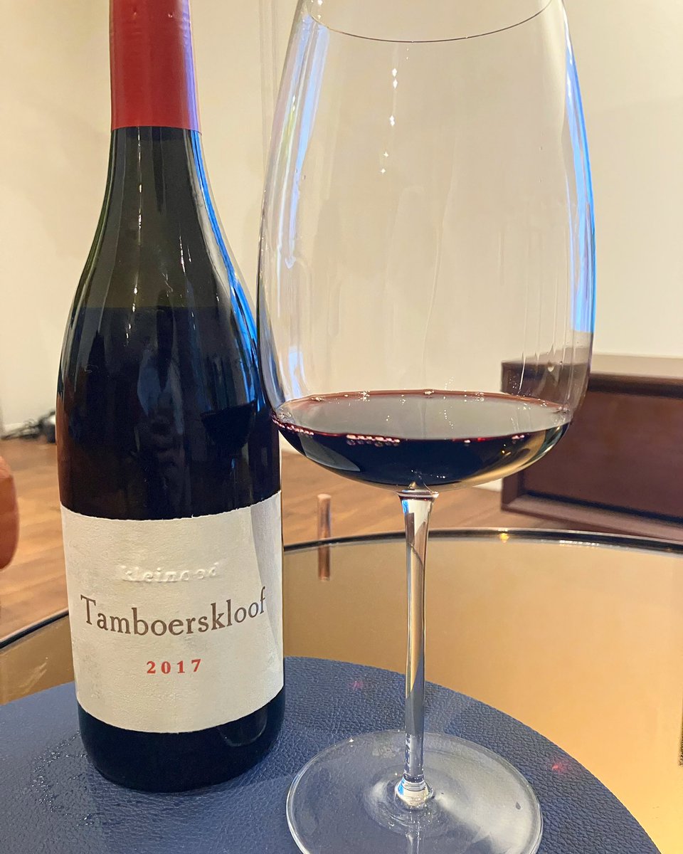 take19840208's tweet photo. #tamboerskloof #kleinood 

酷暑真っ只中。
でも、赤ワインが飲みたい。
プルーン、マンゴー、ダークチェリー、グローブ、シナモン、アニス

フルーツ感満載なのに、ベタつかないところに実は酸味あるタイプ。
夏場にエアコン効いた部屋で赤ワインもよい。 https://t.co/iUM4YwlxMW