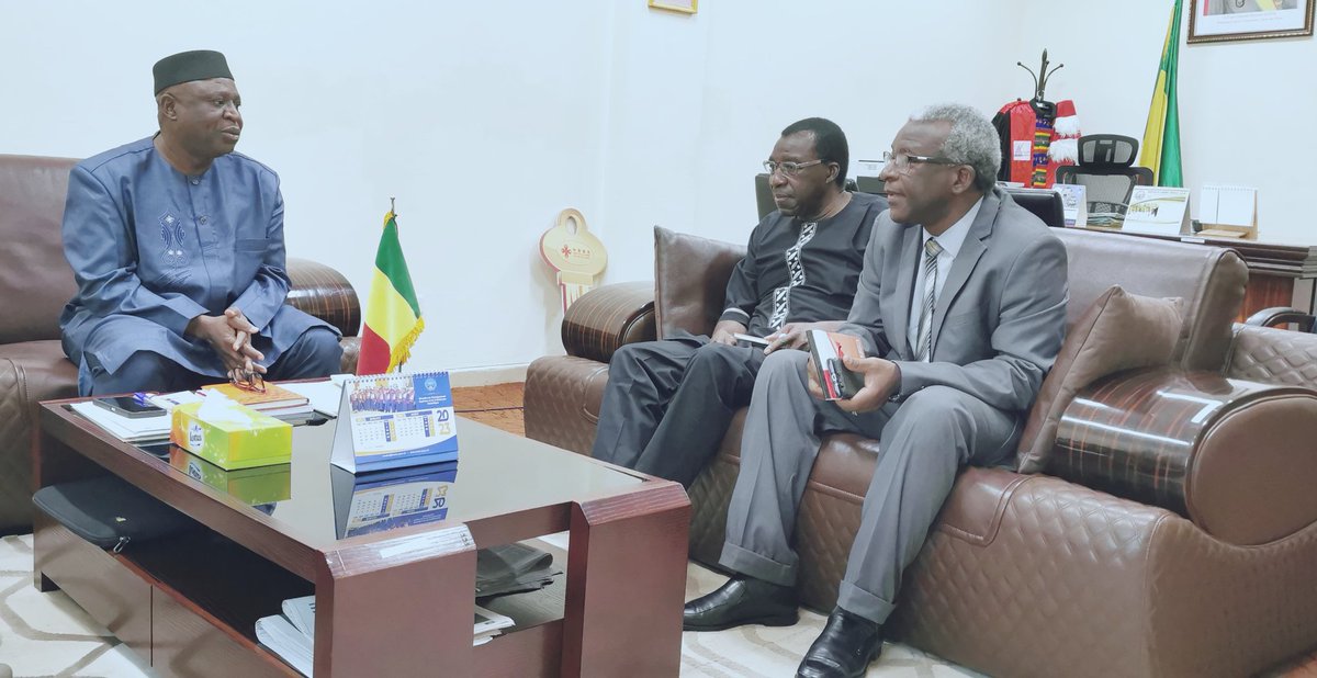 Le ministre de l'Enseignement supérieur et de la Recherche scientifique a reçu en audience les membres de la Société malienne des Sciences appliquées (MSAS - Malian Society of Applied Sciences), ce jeudi 10 août 2023.
#Mali #EnseignementSup