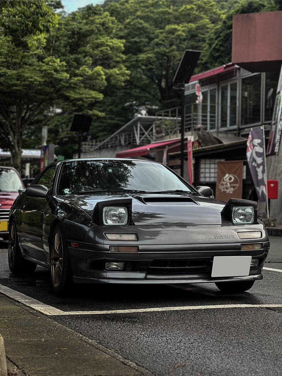 chi_22_36's tweet photo. 実は、2023年7月7日のセブンの日に
SAVANNA RX-7 FC3S GT-Limited
納車されていました
幼少期から憧れ続けたクルマです
サンルーフ、オートエアコン、クルコン、実走行5.5万キロの激ｷﾓ仕様です
納車日から窓が閉まらず早速FCの洗礼を受けていますが、大切に乗ります https://t.co/VbCdd2KJez