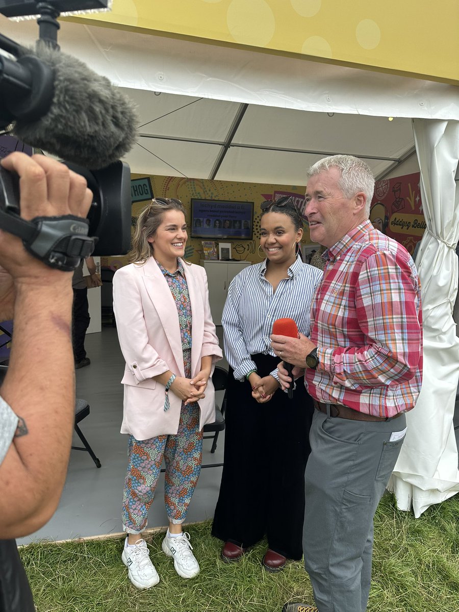 Coleg Cymraeg (@colegcymraeg) on Twitter photo Lily Beau a Heledd Roberts yn sgwrsio gyda Gerallt Pennant o raglen <a href="/HenoS4C/">Heno 🏴</a> ac yn diolch i’r Coleg Cymraeg am rhoi cyfle iddynt drafod iechyd meddwl pobl ifanc yn agored. Diolch <a href="/HenoS4C/">Heno 🏴</a> am rhoi sylw i’r pwnc pwysig 🙌 <a href="/LilyBeau98/">Lily Beau</a> <a href="/heledd_/">heledd elin roberts</a> <a href="/gwefanmeddwl/">meddwl.org</a> <a href="/MindCymru/">Mind Cymru</a> Lily Beau a Heledd Roberts yn sgwrsio gyda Gerallt Pennant o raglen <a href="/HenoS4C/">Heno 🏴</a> ac yn diolch i’r Coleg Cymraeg am rhoi cyfle iddynt drafod iechyd meddwl pobl ifanc yn agored. Diolch <a href="/HenoS4C/">Heno 🏴</a> am rhoi sylw i’r pwnc pwysig 🙌 <a href="/LilyBeau98/">Lily Beau</a> <a href="/heledd_/">heledd elin roberts</a> <a href="/gwefanmeddwl/">meddwl.org</a> <a href="/MindCymru/">Mind Cymru</a>