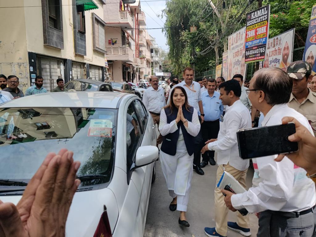 आज नगर निगम के Deputy Commissioner और Zonal HoD के साथ वार्ड 100, हरीनगर में पार्षद रमिंदर कौर जी के साथ निरीक्षण दौरा किया, और वहां चल रहे 'सफाई अभियान' का जायजा लिया।
