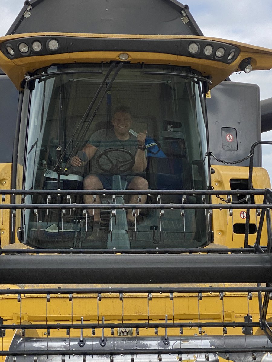 peamanruss's tweet photo. @TomYoungs87 with a big smile on his face loving life in his combine and HapPea now to see the 🫛🫛🫛harvested. https://t.co/DLXHKpQ19u