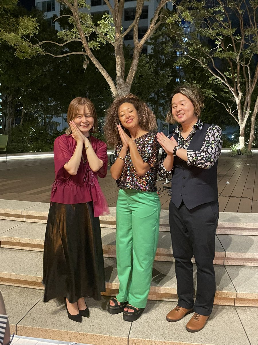 V230AMG's tweet photo. 2023.8.10
TOKYO PORTCITY TAKESHIBA
Sofade:"( ソファデゴロン
たっべえさんは不在でしたが
中々の都会感満載のオーブンデッキ
隣接のCIELITO LINDO BAR AND GRILL
で購入のコロナビールとナチョス
心地よい唄とビル風で気持ち良かった
#宮本龍
#MayoSamira
#MaikoMiyamoto
#中丸達也（欠席）
#Sofade https://t.co/XwYsRHe4JB