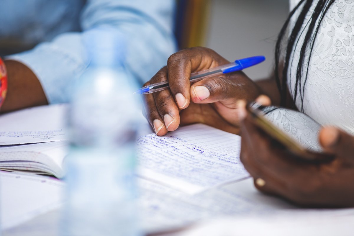 L'écriture comme outil de transformation des structures qui perpétuent les inégalités fondées sur le genre. Les participantes  à notre atelier d'écriture féministe  choisissent  un mot et mettent sur papier ce que leur inspire ce mot. 
#feminisme #atelierdecriture2023