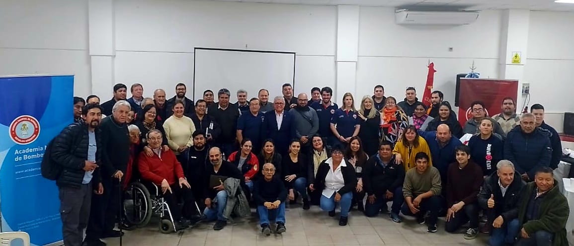 bomberosRA's tweet photo. Los días 4 y 5 de agosto, @CAlfonsoBombero  estuvo en Río Negro junto al equipo de Asistencia a las Federaciones, donde visitó cuarteles de la provincia y realizó una jornada de capacitación 🚒➡️ https://t.co/9El1bEkTna https://t.co/qxtOLAUePm