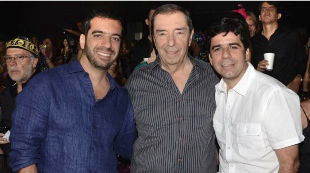 HarolNieto's tweet photo. Esté #FelizJueves  gracias  a una investigación de @VoragineCo queda al descubierto como libertarios, contratistas de Barranquilla y tuiteros cercanos a los Char, están  tras los ataques a Laura Ardila @Laura_Ardila_A después q se conoció q ella habia escrito  un libro titulado "la costa nostra" donde plasma la corrupción y la politiquería de ese clan político y sus allegados en la región norte del país.

Esto fue lo que encontraron:

El análisis permitió identificar las narrativas comunes para atacar a la periodista: señalamientos, estigmatizaciones y desinformaciones.

1. Dicen que publica su libro con el interés político de atacar a Alex Char, exalcalde de Barranquilla, que se volvió a postular al cargo para las elecciones de octubre.

2. Señalan que la periodista tiene nexos con Diógenes Rosero, candidato del  Partido Verde a la Alcaldía, y con Nicolás Petro, el recién capturado hijo de Gustavo Petro y diputado por el departamento del Atlántico. 

3. Afirman que es una desinformadora y la comparan con políticos y estrategas que han hablado de posicionamiento de mensajes contra sus rivales, como el caso de la actual congresista Isabel Zuleta (contra Sergio Fajardo) y el ex asesor del Pacto Histórico y actual cónsul en Chile, Sebastián Guanumen (quien habló de “correr la línea ética”). También la comparan con personajes como Daniel Mendoza, autor de la serie de YouTube, Matarife, centrada principalmente en criticar a Álvaro Uribe.

4. Opinan que el libro de Ardila es un chisme y está escrito con falta de rigor.

https://t.co/JMtccgvDkK