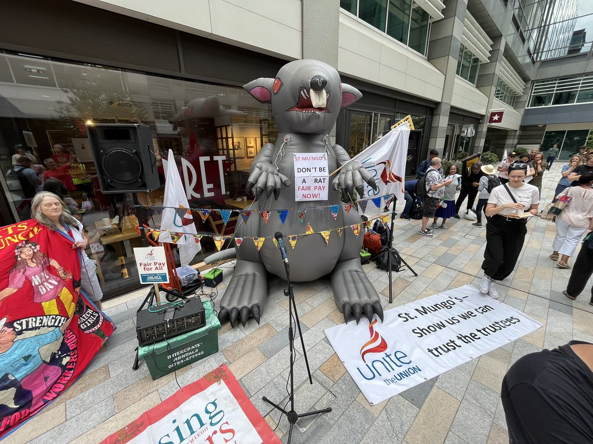 andyunite's tweet photo. @SMUnite members of @UniteHousing in @UniteLondonEast continue over 2 months of strike for fair pay.
At head office to continue strike & celebrate legal challenge that removes the right to break strikes using agencies!
@StMungos donβt be a rat! π #fairpay #workerstrikeback https://t.co/jP2Iyzb5YM