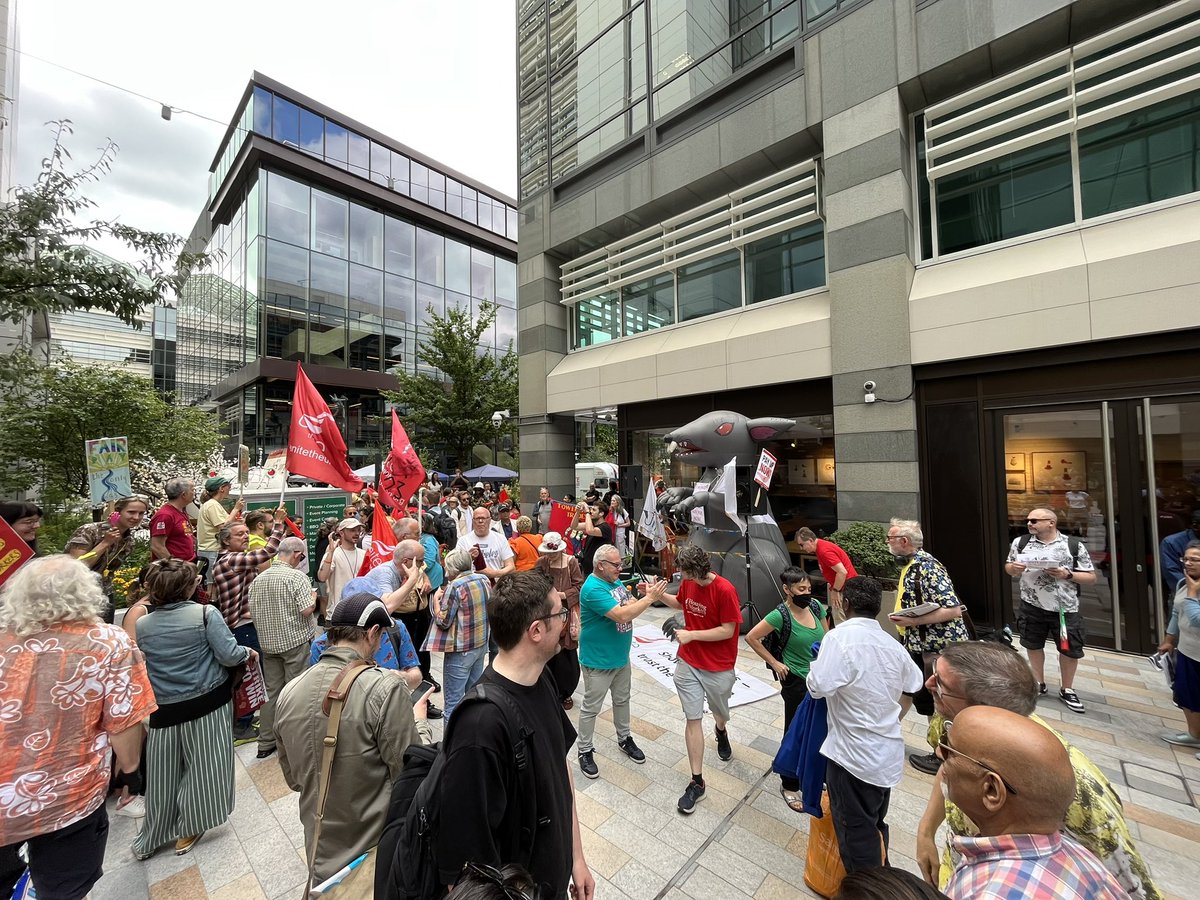 andyunite's tweet photo. @SMUnite members of @UniteHousing in @UniteLondonEast continue over 2 months of strike for fair pay.
At head office to continue strike & celebrate legal challenge that removes the right to break strikes using agencies!
@StMungos donβt be a rat! π #fairpay #workerstrikeback https://t.co/jP2Iyzb5YM