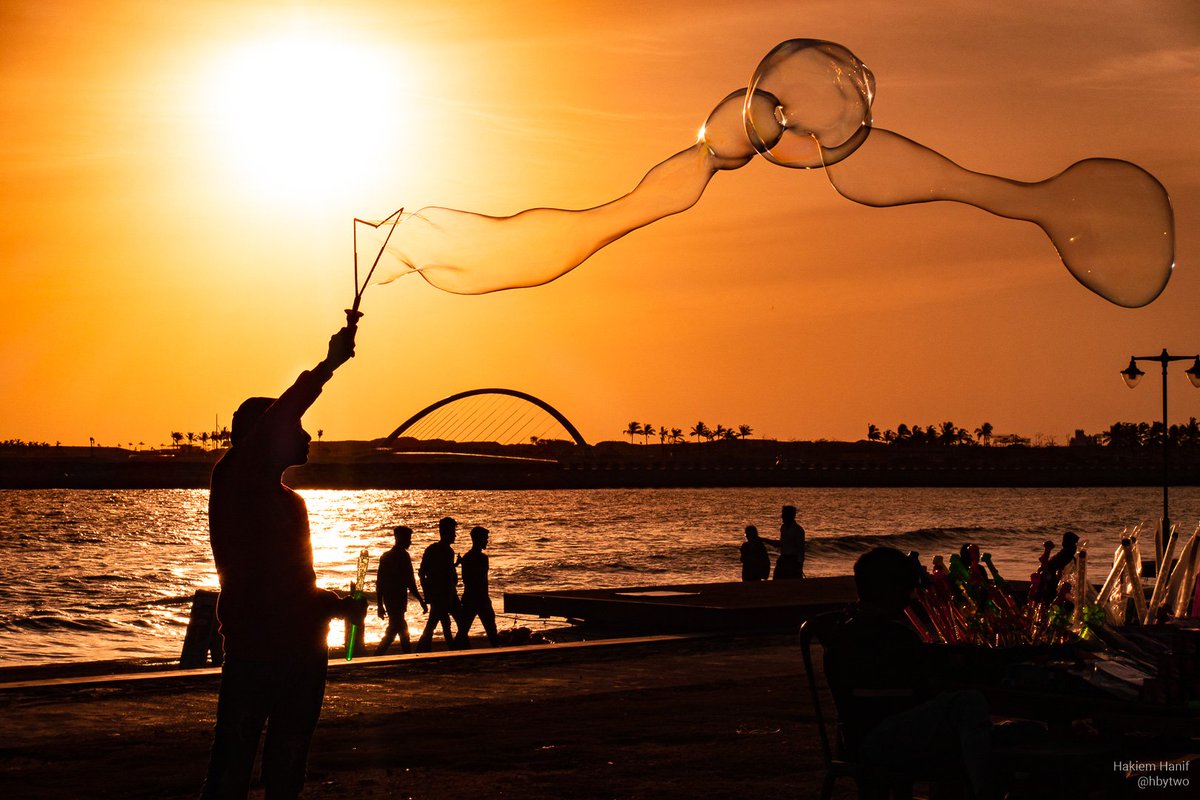 hbytwo's tweet photo. Each bubble, a hope.
At each sunset, a dream to put some food on the table.
#colombo #colombostreetstyle #streetphotography #srilankadaily #srilanka #travelphotography https://t.co/tTzZ9aUpWq
