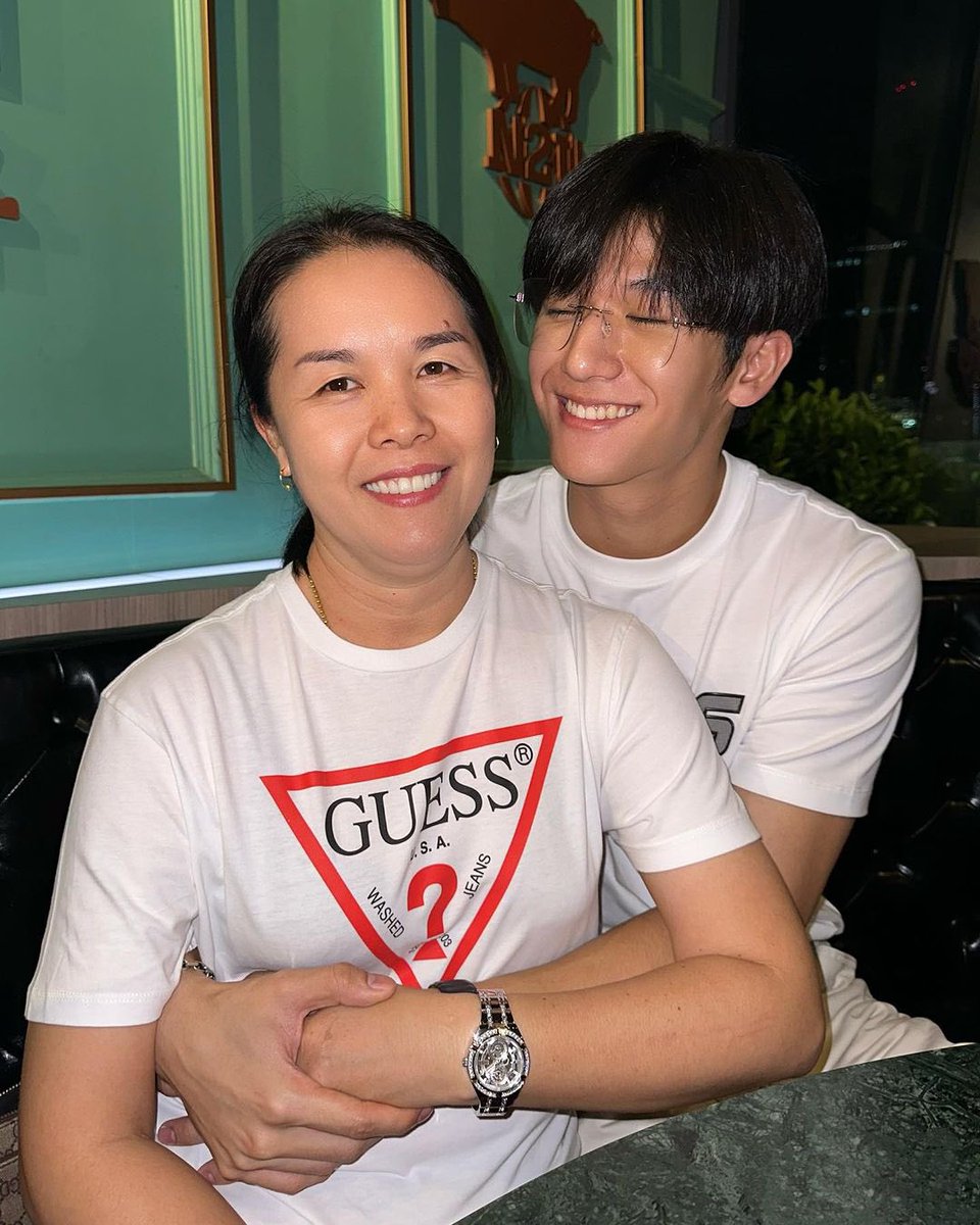 mosofficial__'s tweet photo. 🐲Moslhong's IS Update🐲

วันแม่ปีนี้แม่ได้ลูกชายเพิ่มอีก1คนนะ
ซื้อGUESS Watch ให้แม่ชอบมากเห่อสุดๆ 
โปรโมชั่นนาฬิกาGUESSช่วงวันแม่ ลดสูงสุด 50%+on top 12% เฉพาะวันที่ 11-14 ส.ค.นี้เท่านั้นที่ GUESS ทุกสาขา

@guess @guesswatches @guessthailandclub
#LoveGUESSThailand #GiftMeGUESS https://t.co/fq3OiW2Vfp