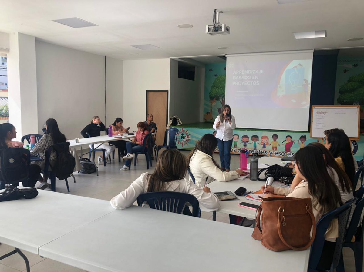 LinamarVR's tweet photo. Un nuevo y valioso espacio de formación y aprendizaje compartiendo con una hermosa comunidad de maestros en Manizales. https://t.co/gFVh8NxuoZ