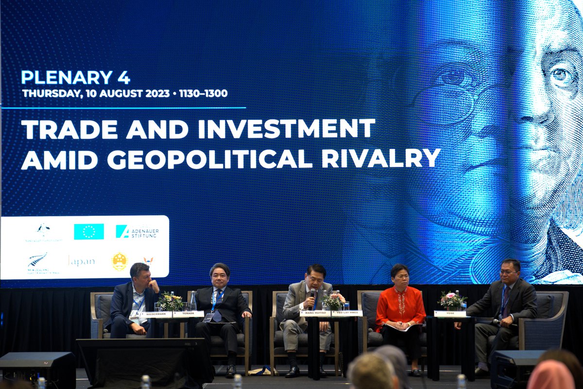 ISIS_MY's tweet photo. #36APR Plenary 4 - Trade and investment amid geopolitical rivalry with @CSISIndonesia's Dr Yose Rizal Damuri, @siia_tweet's Dr Yeo Lay Hwe, @HuiyaoWang, Prof Takashi Terada &amp; @Niedermark42. https://t.co/VR1J3omDnJ
