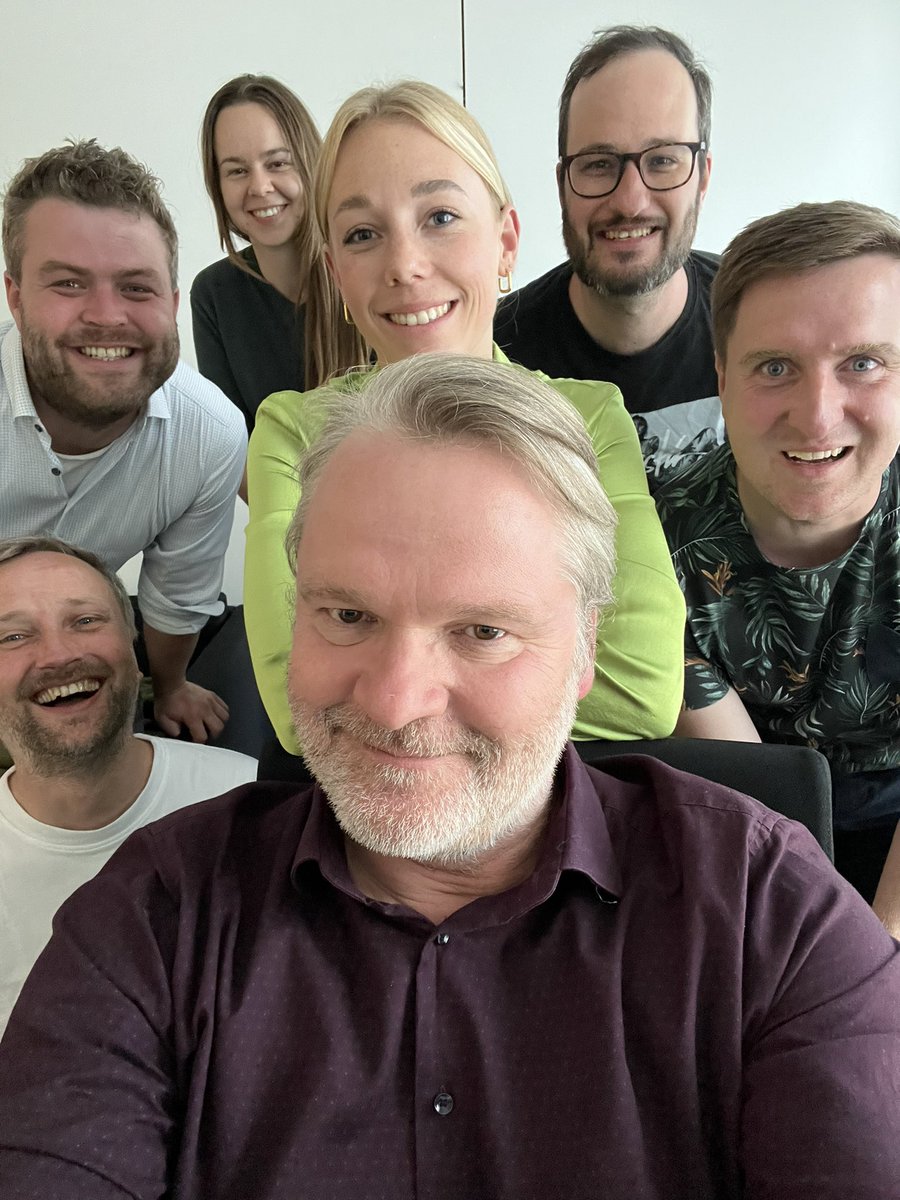 Freunde fürs Leben, aufgenommen heute an meinem letzten MDR-Tag in meinem leergeräumten  Büro. Danke allen, mit denen ich in den vielen Jahren den Tanker MDR - liebevoll genannt „Strukturhölle“ - bewegt habe. Jetzt (Insider) top und Blick nach vorn! 💪❤️✌️
