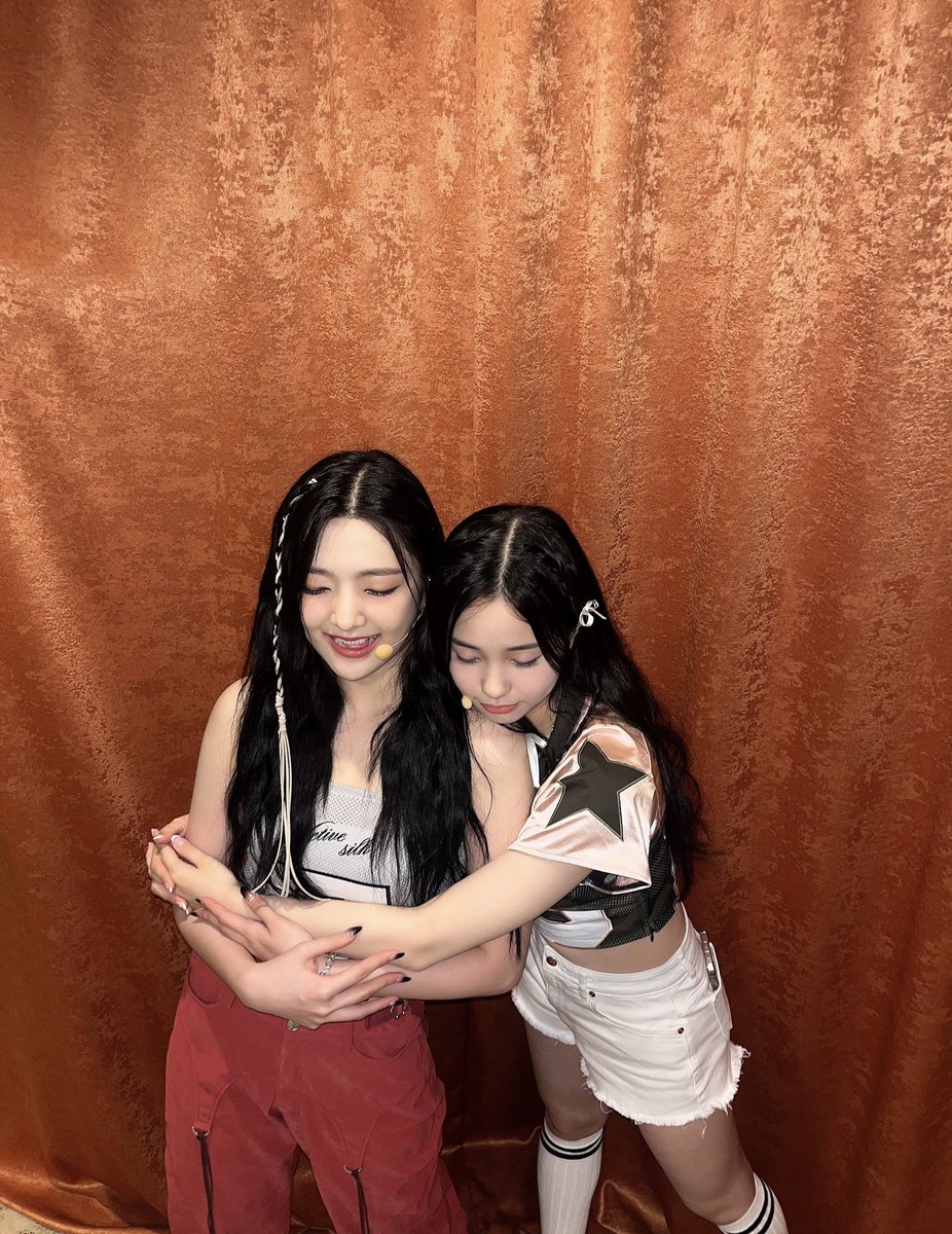 by_Weeekly's tweet photo. [#지한]
우리 멤버들 사랑해💜💛💚
Queens Assemble🤍✨

#Weeekly #위클리
#Jihan https://t.co/mmVF98fUwT