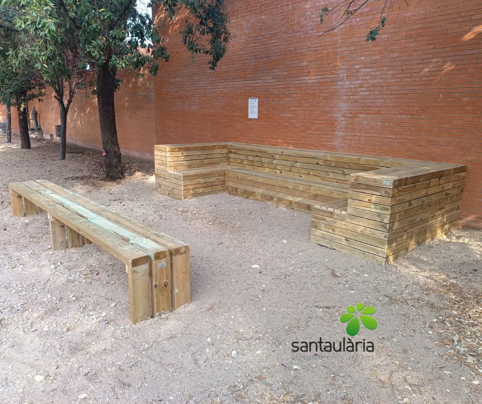 santaularia_cat's tweet photo. 🚀🛠 Nova obra finalitzada per Santaulària Equipaments Urbans! ✨Unes impressionants grades de fusta tractada i una bancada espectacular de 4 m 100% sostenibles 🌱 perquè tots puguin gaudir de l'espai exterior al pati d'un institut de Figueres. Què us sembla el resultat? 💪 https://t.co/vJgJkPMT8W