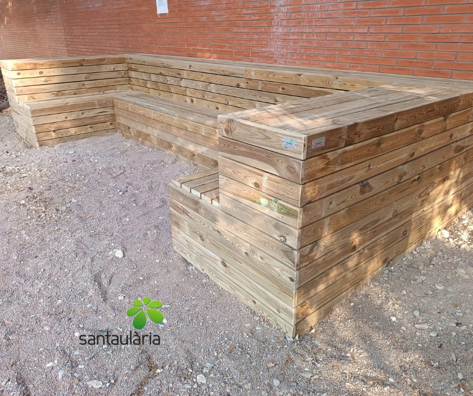 santaularia_cat's tweet photo. 🚀🛠 Nova obra finalitzada per Santaulària Equipaments Urbans! ✨Unes impressionants grades de fusta tractada i una bancada espectacular de 4 m 100% sostenibles 🌱 perquè tots puguin gaudir de l'espai exterior al pati d'un institut de Figueres. Què us sembla el resultat? 💪 https://t.co/vJgJkPMT8W