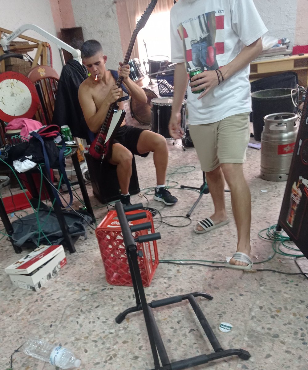 Imágenes inéditas del bajista de nirvana apunto de preparase un chute de heroína.
"No sube una puta mierda" Son las palabras que dijo mientras se los chutaba