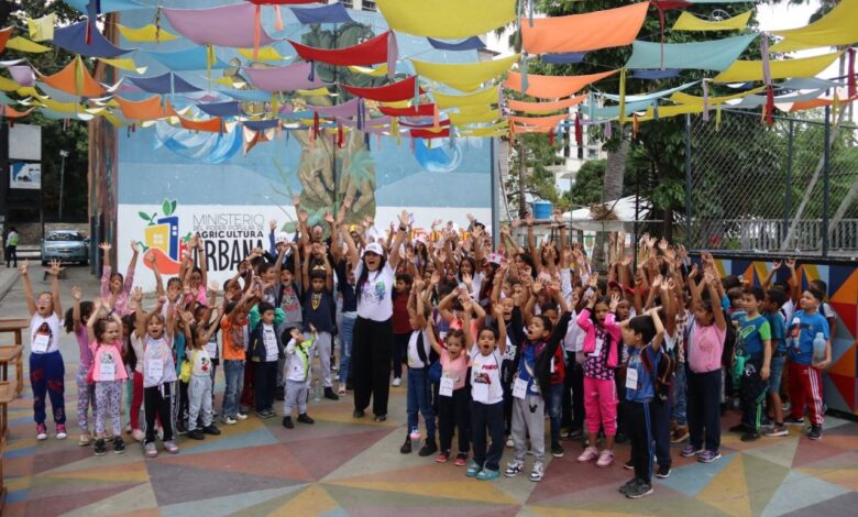 Entre consignas, alegría y diversión, 130 niñas y niños, hijos e hijas de los trabajadores y trabajadoras @MinagrourbanaV y sus entes adscritos, iniciaron el Plan Vacacional Mini Agrourbanos 2023 en Caracas. @NicolasMaduro #VenezuelaRecuperóLoSuyo