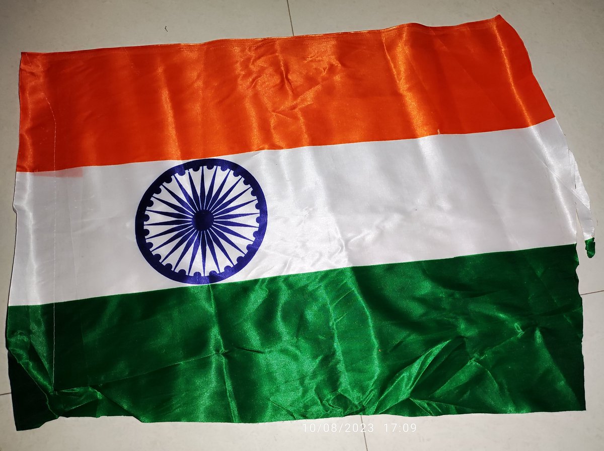 bpmmonika's tweet photo. पोस्ट ऑफिस में जो झंडे दिए जा रहे उसमे  ध्वज की लंबाई-चौड़ाई का अनुपात (3:2 )  का भी ध्यान नहीं रखा जा रहा , कही तिरंगे फटे हुए हैं, भलाई ये बिकेंगे नहीं और हम वापस कर देंगे , परंतु इस तरह discard करके कचरे में फेकना  राष्ट्रध्वज का अपमान है #हर_घर_तिरंगा_अभियान @IndiaPostOffice https://t.co/Fq32ItD0Os