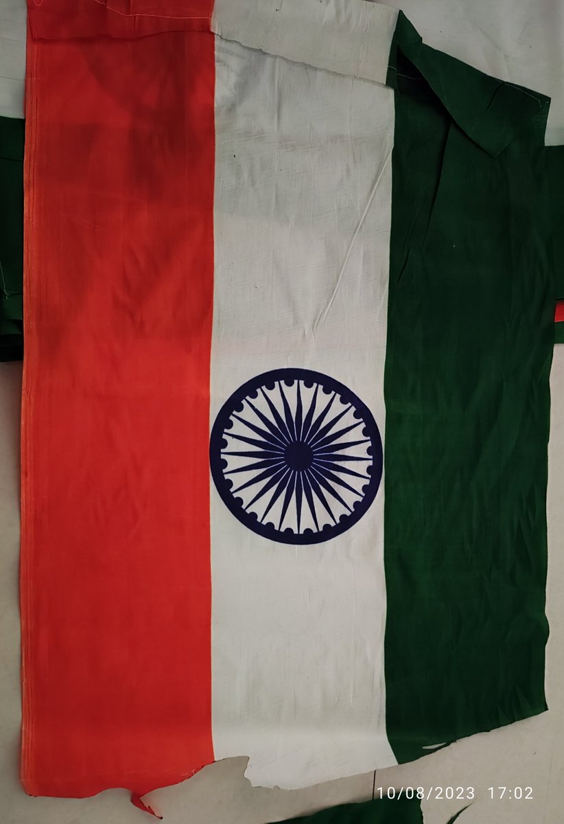 पोस्ट ऑफिस में जो झंडे दिए जा रहे उसमे  ध्वज की लंबाई-चौड़ाई का अनुपात (3:2 )  का भी ध्यान नहीं रखा जा रहा , कही तिरंगे फटे हुए हैं, भलाई ये बिकेंगे नहीं और हम वापस कर देंगे , परंतु इस तरह discard करके कचरे में फेकना  राष्ट्रध्वज का अपमान है #हर_घर_तिरंगा_अभियान <a href="/IndiaPostOffice/">India Post</a>