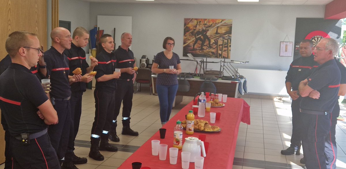 SDIS62's tweet photo. Les visites estivales dans les #CIS se sont poursuivies aujourd'hui avec le Cgl @RIGAUDphil DDSIS du @pasdecalais62 . Il s'est rendu aux CIS #Oignies et #Leforest
✅Visite des locaux
Puis,
✅Échange constructif avec le Directeur Départemental autour d'un moment convivial. https://t.co/3QLfPAJQHM