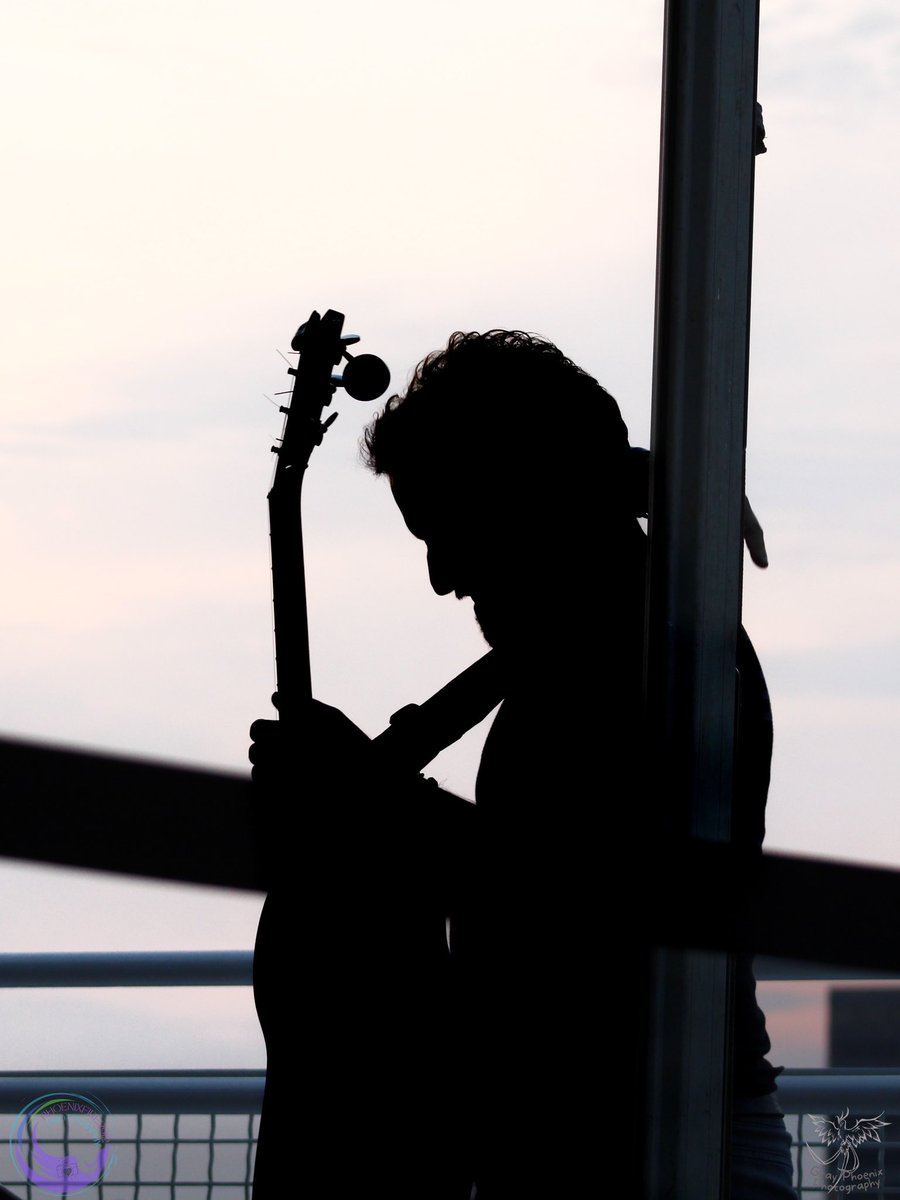 phoenixfire2912's tweet image. If you can’t get the lighting you want, just play up the silhouettes. 🖤

Rob’s rooftop show
#RobBenedict #MomentoCon