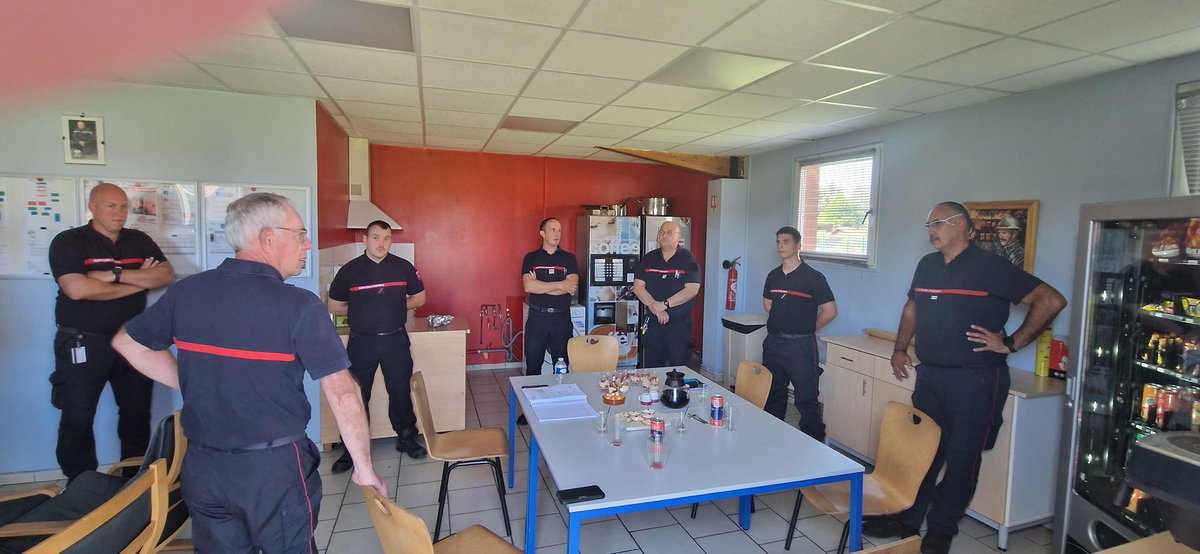 SDIS62's tweet photo. Les visites estivales dans les #CIS se sont poursuivies aujourd'hui avec le Cgl @RIGAUDphil DDSIS du @pasdecalais62 . Il s'est rendu aux CIS #Oignies et #Leforest
✅Visite des locaux
Puis,
✅Échange constructif avec le Directeur Départemental autour d'un moment convivial. https://t.co/3QLfPAJQHM