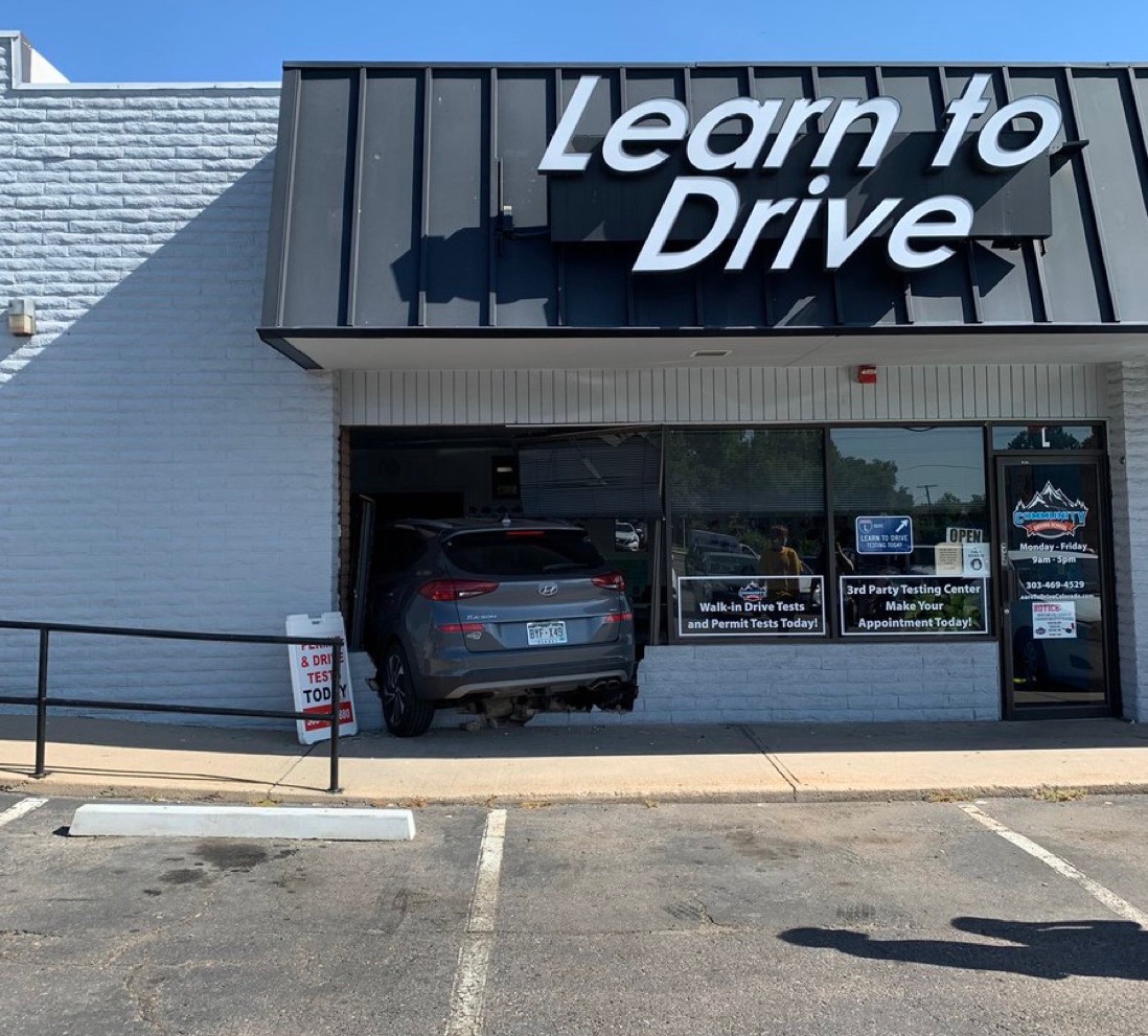 Mediavenir's tweet photo. 🇺🇸 Insolite : un instructeur de conduite a encastré sa voiture dans l’auto-école qui venait de l’engager, aux #ÉtatsUnis. Son geste serait accidentel. (TVA Nouvelles) https://t.co/pbF55md19a