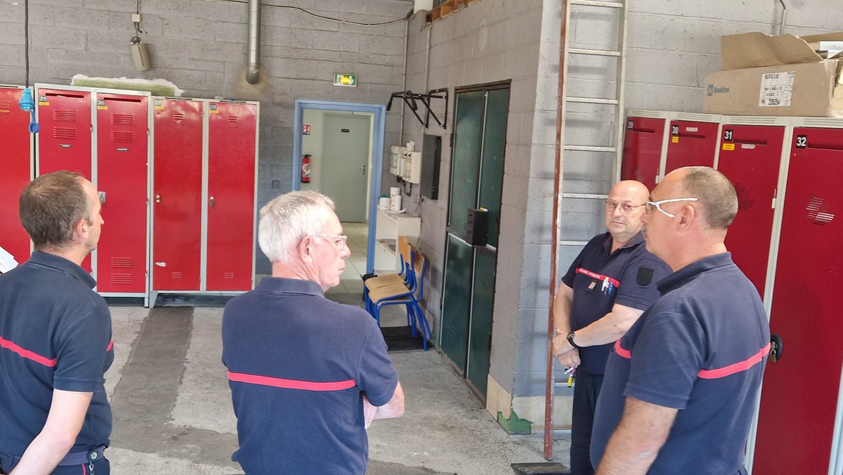 SDIS62's tweet photo. Les visites estivales dans les #CIS se sont poursuivies aujourd'hui avec le Cgl @RIGAUDphil DDSIS du @pasdecalais62 . Il s'est rendu aux CIS #Oignies et #Leforest
✅Visite des locaux
Puis,
✅Échange constructif avec le Directeur Départemental autour d'un moment convivial. https://t.co/3QLfPAJQHM